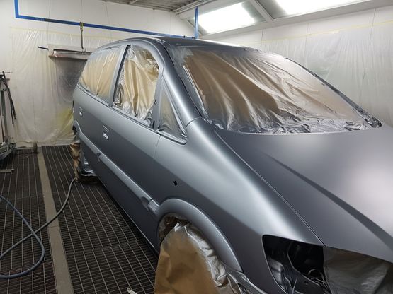 coche vista frontal en taller de pintura