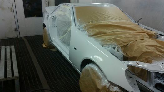 coche blanco en talle de pintura